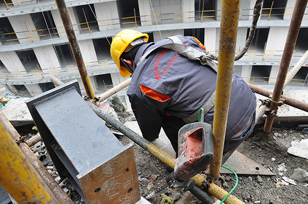 曼卡特技術人員高空作業為客戶打孔安裝錨栓